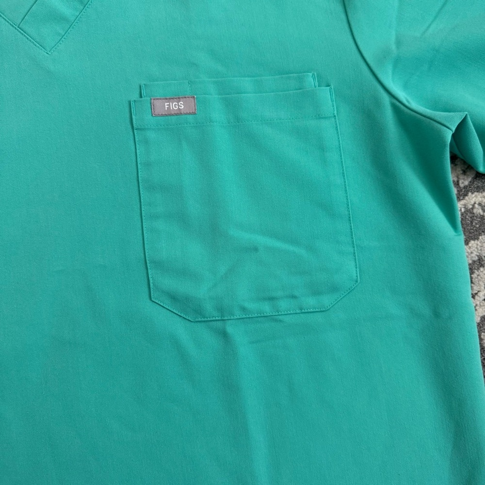 FIGS Surgical Green Scrub Set - Picture 4 of 10